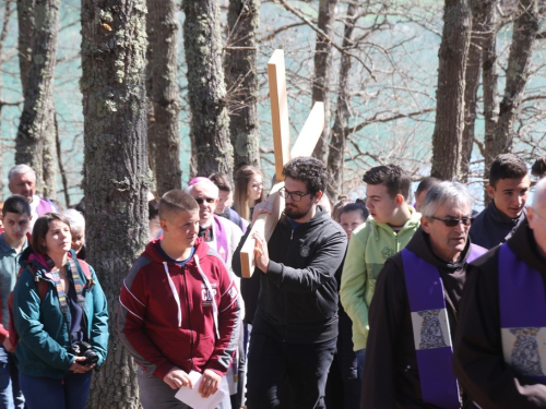 FOTO/VIDEO: Nadbiskupijski križni put mladih na Šćitu