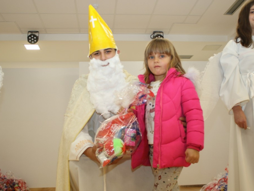 FOTO: Sv. Nikola razveselio mališane u Rumbocima