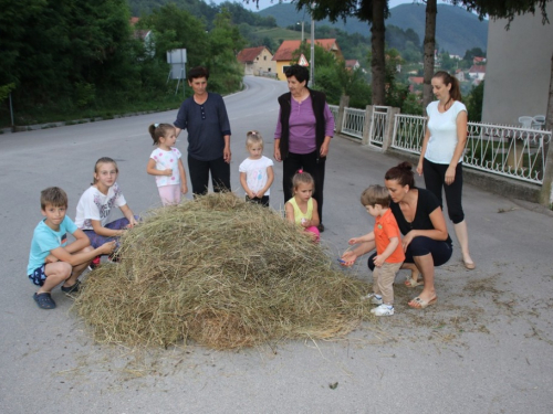 FOTO: Paljenjem svitnjaka Rama dočekuje sv. Ivu