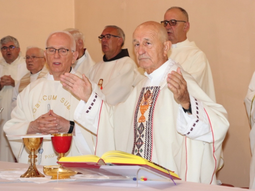 FOTO: Zlatna misa mons. Ante Meštrovića i Dan posvete crkve i duhovnih zvanja u župi Prozor