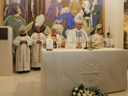 FOTO: Posveta novoga oltara i blagoslov obnovljene crkve u župi Gračac