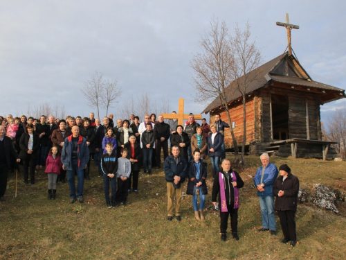 FOTO: Vlč. Stipo Knežević predvodio križni put na Uzdolu