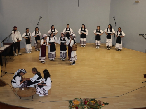 FOTO/VIDEO: 2. večer folklora u Prozoru - ''Običaje svoje zaboravit neću''