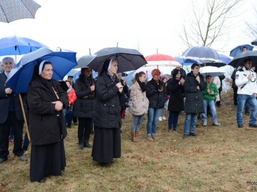 FOTO: Mons. dr. Pero Sudar predvodio misu i Križni put na Uzdolu