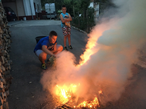 FOTO: Paljenjem svitnjaka Rama dočekuje sv. Ivu