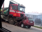 U sudaru dva kamiona i automobila kod Viteza poginula jedna osoba