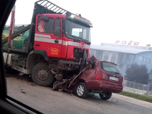 U sudaru dva kamiona i automobila kod Viteza poginula jedna osoba