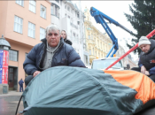 Očajni otac više od 120 noći na Jelačićevu trgu i dalje traži pravdu za svoju kćer