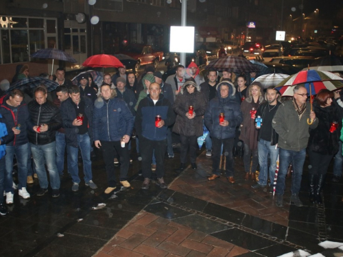 FOTO: U Prozoru zapaljene svijeće za tragično preminulog generala Slobodana Praljka