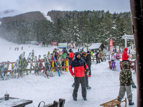 FOTO/VIDEO: Izletnici na Blidinju uživaju u snijegu - pogledajte snimke iz zraka