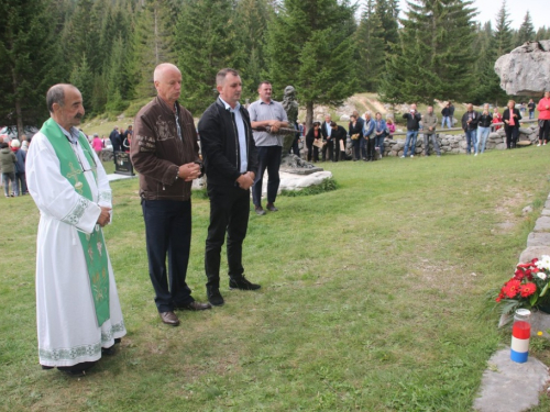 FOTO: Na Vranu služena sv. misa za poginule duvandžije