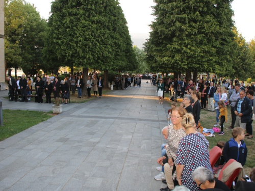 FOTO: Drugi dan trodnevnice na Šćitu - blagoslov prvašića i školskih torbi