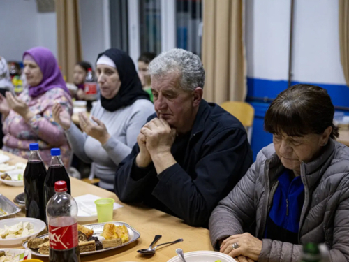 Šćipe: Svećenik Branko Jurić organizirao iftar za susjede Bošnjake