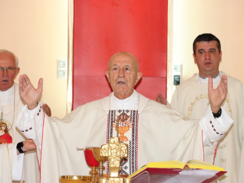 FOTO: Zlatna misa mons. Ante Meštrovića i Dan posvete crkve i duhovnih zvanja u župi Prozor