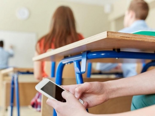 Osnovnoškolci ove godine bez mobitela, tableta i pametnih satova