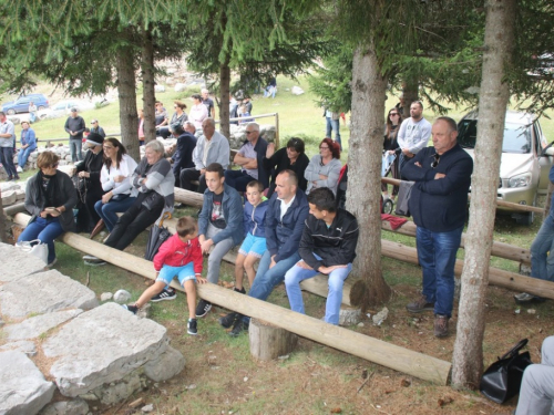 FOTO: Na Vranu služena sv. misa za poginule duvandžije