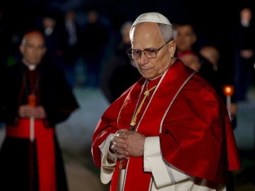 Papa: Dosta je pokazivanja moći! Dosta je rata!