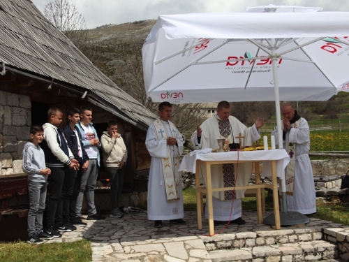 FOTO: Druženje Rumbočana i sv. misa na Zahumu
