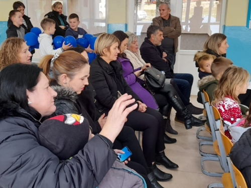 FOTO: Božićna priredba u OŠ Veselka Tenžere Uzdol