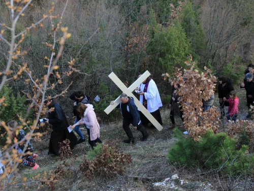 FOTO: Ramski put križa na brdo Gračac