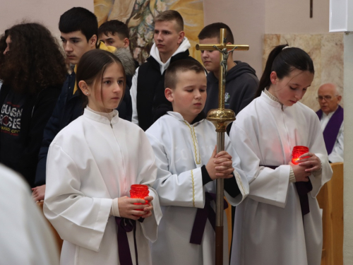 FOTO: Križni put mladih Fojničkog arhiđakonata u župi Rama-Šćit