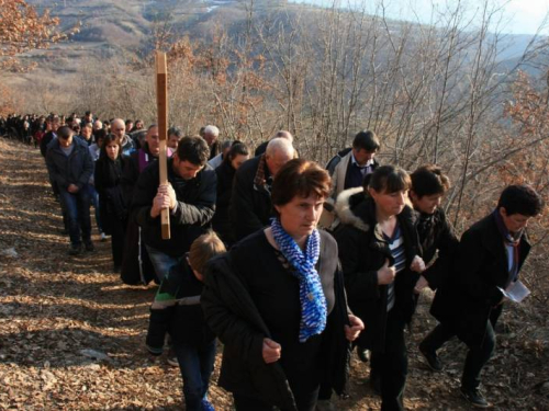 FOTO: Fra Andrija Jozić predvodio Križni put na Uzdolu