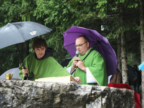 FOTO/VIDEO: Na Vranu služena sv. misa za poginule duvandžije