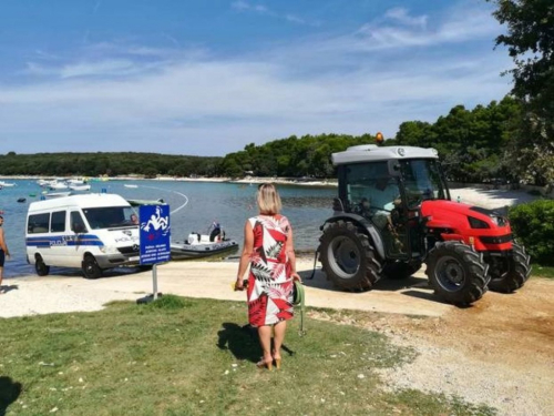 Kakav peh: Policijski kombi završio u Jadranskom moru