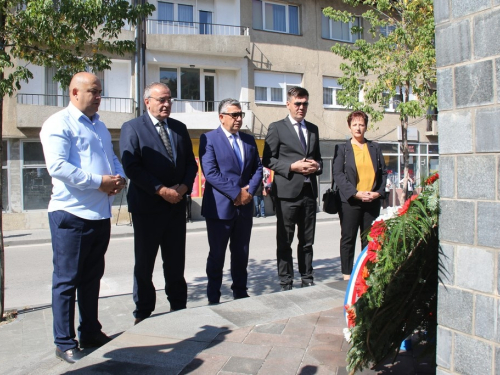 FOTO: Polaganjem vijenaca i svečanom sjednicom započelo obilježavanje Dana općine