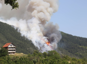 VIDEO: Veliki požar iznad Podbora: Vjetar otežava gašenje nepristupačnog terena