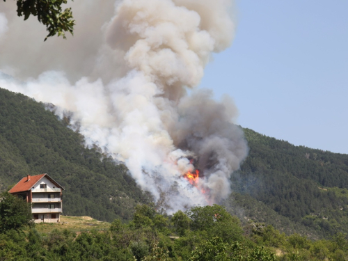 VIDEO: Veliki požar iznad Podbora: Vjetar otežava gašenje nepristupačnog terena