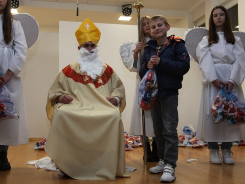 FOTO: Sv. Nikola razveselio djecu u Rumbocima