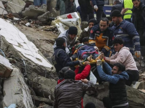 Službe izbrojale preko 1.700 mrtvih u potresu koji je pogodio Tursku i Siriju