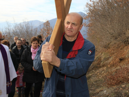 FOTO: Vlč. Stipo Knežević predvodio križni put na Uzdolu