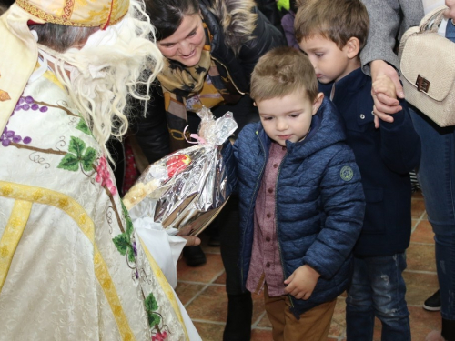 FOTO: Sv. Nikola i ove godine razveselio djecu u župi Rama Šćit