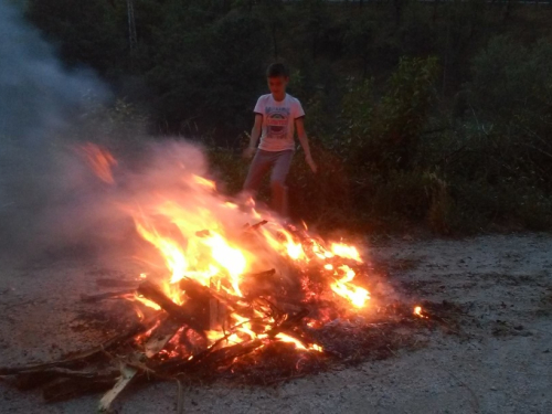 FOTO: Paljenjem svitnjaka Rama dočekuje sv. Ivu