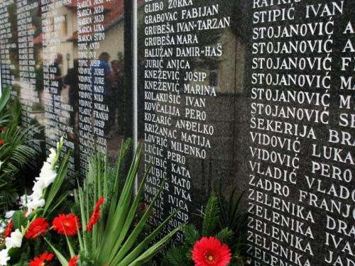 FOTO: 21. obljetnica stradanja Hrvata na Uzdolu