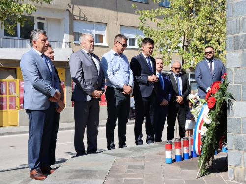 FOTO: Polaganjem vijenaca i svečanom sjednicom započelo obilježavanje Dana općine