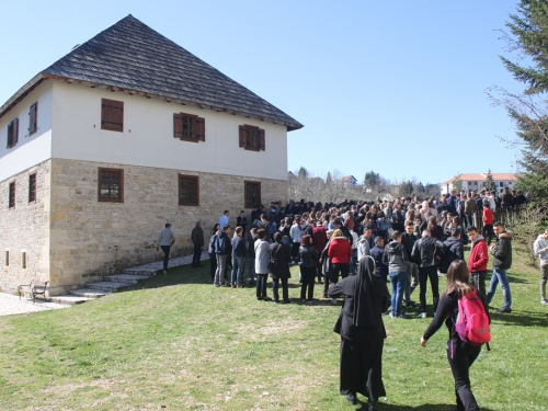 FOTO/VIDEO: Nadbiskupijski križni put mladih na Šćitu