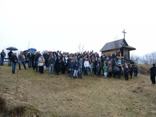 FOTO: Mons. dr. Pero Sudar predvodio misu i Križni put na Uzdolu