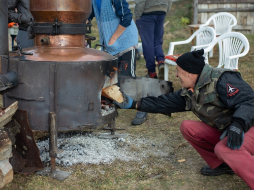 FOTO: Sezona je pečenja rakije na Orašcu – ''Veseli stroj'' radi punom parom