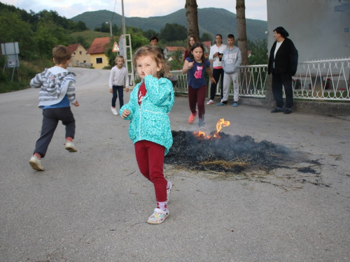 FOTO: Paljenjem svitnjaka Rama dočekuje sv. Ivu