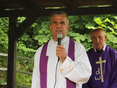 FOTO: 21. hodočašće na grob svećenika mučenika fra Stjepana Barišića u župi Uzdol