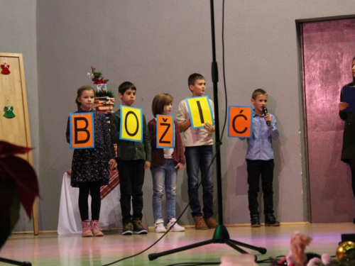 FOTO: Božićna priredba OŠ Marka Marulića Prozor