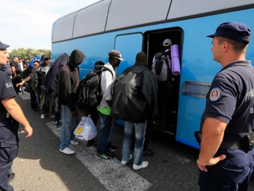 Izbjeglice autobusima prebacuju prema Hrvatskoj za 10 eura