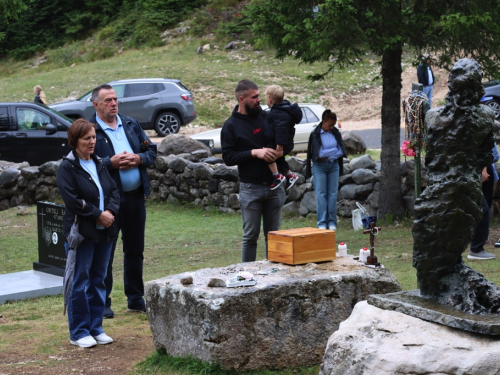 FOTO: Na Vranu služena sv. misa za poginule duvandžije