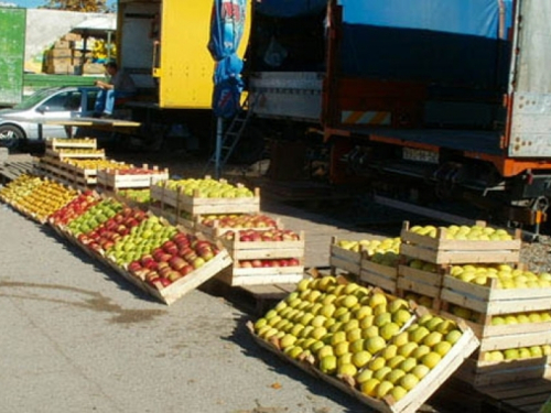 Albanska roba preplavila Veletržnicu u Čapljini, domaća se baca