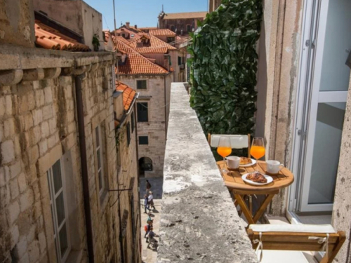 Dubrovnik: Stranac pao sa 7 metara visine zbog halucinacija uzrokovanih drogama
