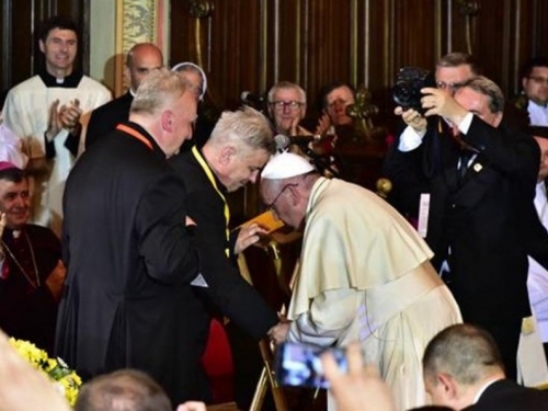 Preminuo svećenik iz BIH od kojega je Papa Franjo tražio blagoslov