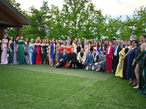 FOTO/VIDEO: Uskoplje ispratilo 63 maturanta, među njima i 9 iz Rame